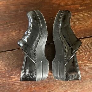 Size 39 Black shiny leather Dansko’s